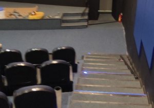 Укладка ковролина в кинотеатре